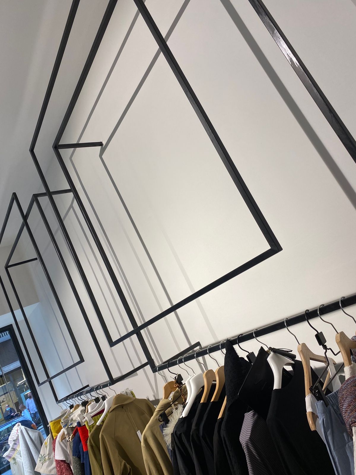 Boutique di abbigliamento, espositori a parete in ferro nero